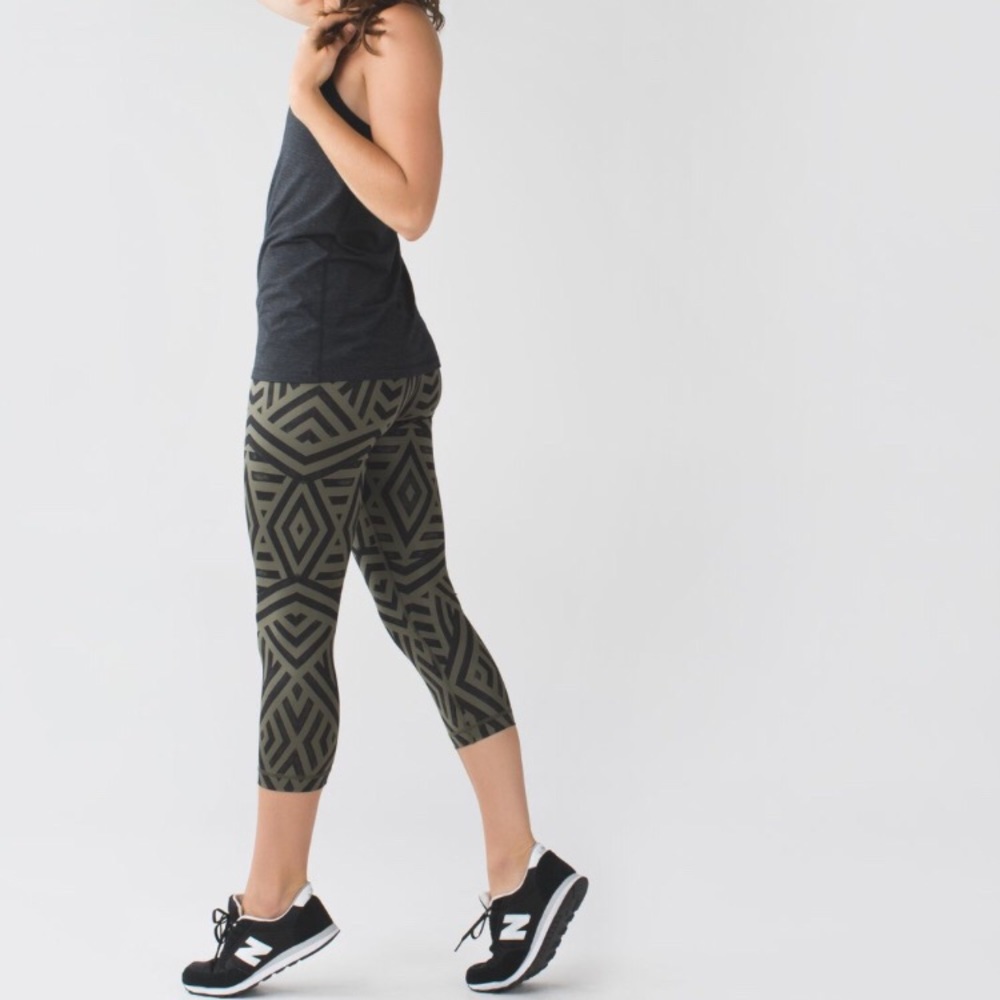 Lululemon green black chevron shuffle crop legging